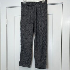 H&M Black and White lightweight cropped pants size 8. In perfect condition!